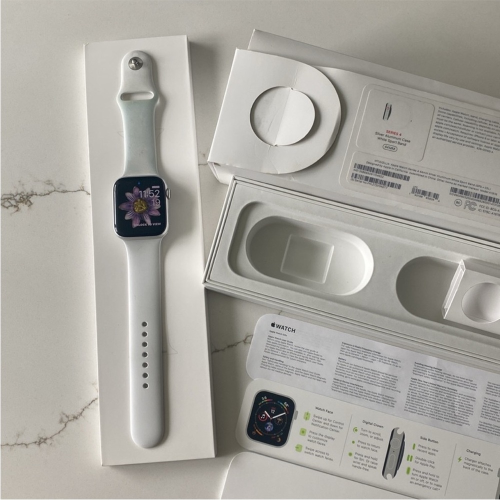 Apple Watch 44 MM Series 4 Silver Aluminum Case White Sport Band - Picture 1 of 16